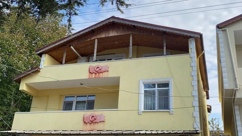 Tamirat için çıktığı çatıdan beton zemine düştü
