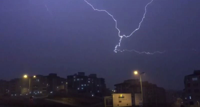 Gök gürültüsü ile çakan şimşekler geceyi aydınlattı

