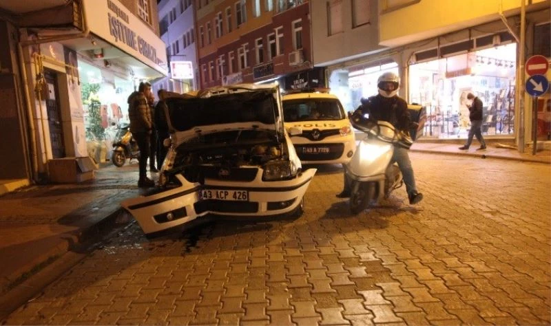 Otomobil aydınlatma direğine çaptı: 3 yaralı
