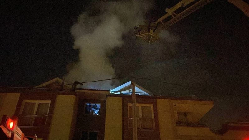 3 katlı binanın teras katında yangın
