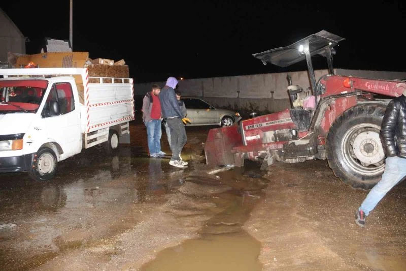 Yağmur sonrası yolda oluşan çukur başında nöbet tuttular
