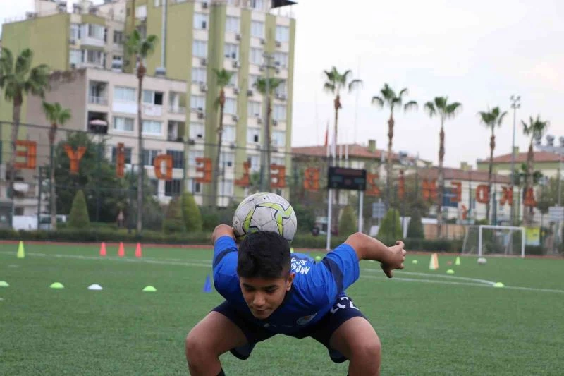 13 yaşındaki top cambazı Osman, büyük kulüplerin radarında
