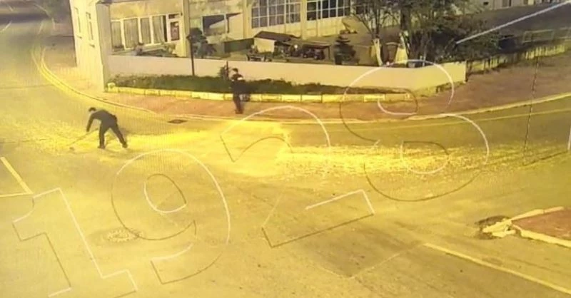 Yola saçılan mısırlar sürücülere zor anlar yaşattı
