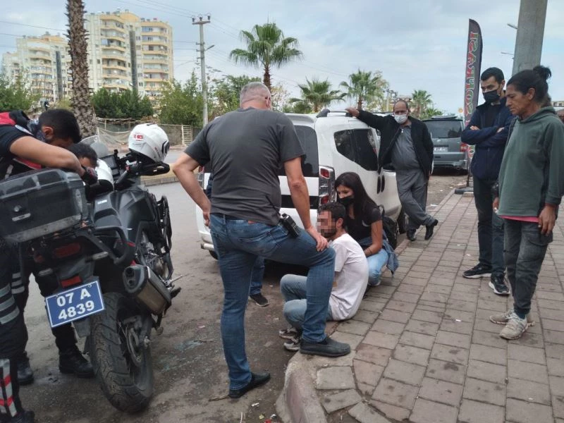 Genç kız uyuşturucu yüzünden tartıştığı arkadaşını kolundan bıçakladı
