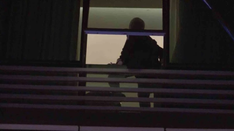  Arnavutköy’de cinnet geçiren kadın, kaldığı otelin camından atlamak istedi
