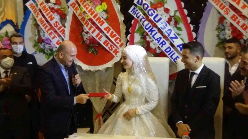 Bakan Soylu, Muş’ta nikah şahitliği yaptı
