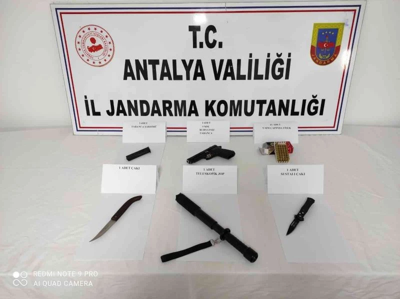 Kontrol noktasında durdurulan araçtan silah, cop ve çakı çıktı
