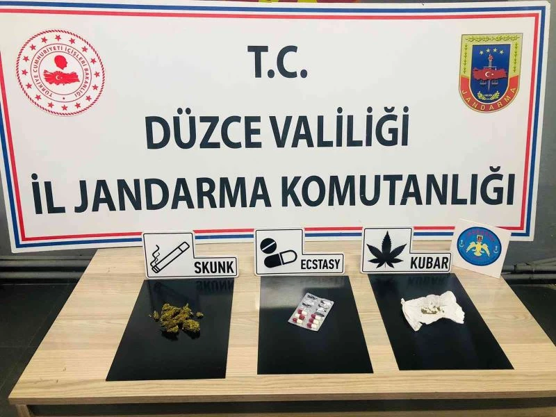 Uyuşturucu madde bulunduran şahıslar gözaltına alındı
