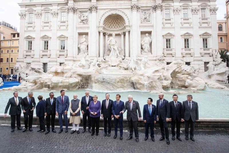 G20 liderleri, Roma’daki Trevi Çeşmesi önünde aile fotoğrafı çektirdi
