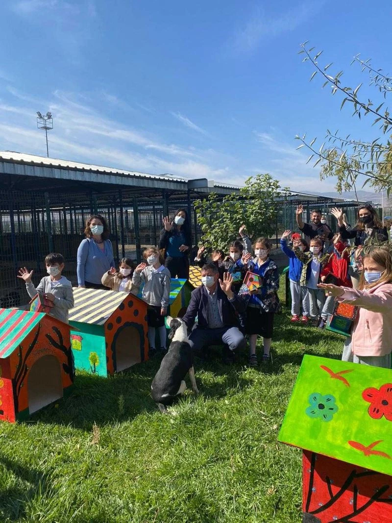 Minik dostların yuvaları ve mamaları teslim edildi
