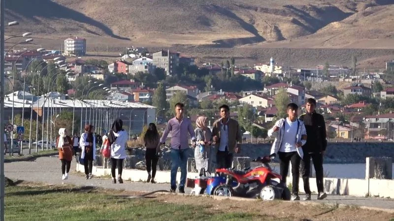 Sıcaklığın düşmesine rağmen Van Gölü sahilinde yoğunluk devam ediyor
