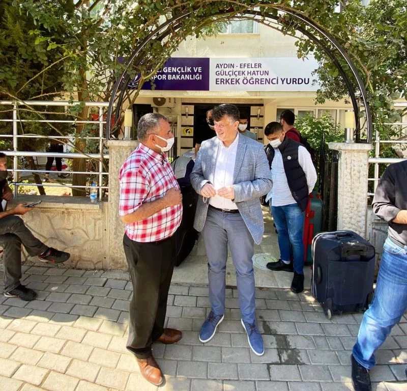 Spor İl Müdürü Fillikçioğlu, yurtlara gelen öğrencileri karşıladı
