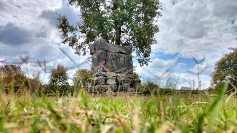 Köyün ortasındaki 2 bin yıllık lahde kazınmış cümleler görenleri şaşırtıyor
