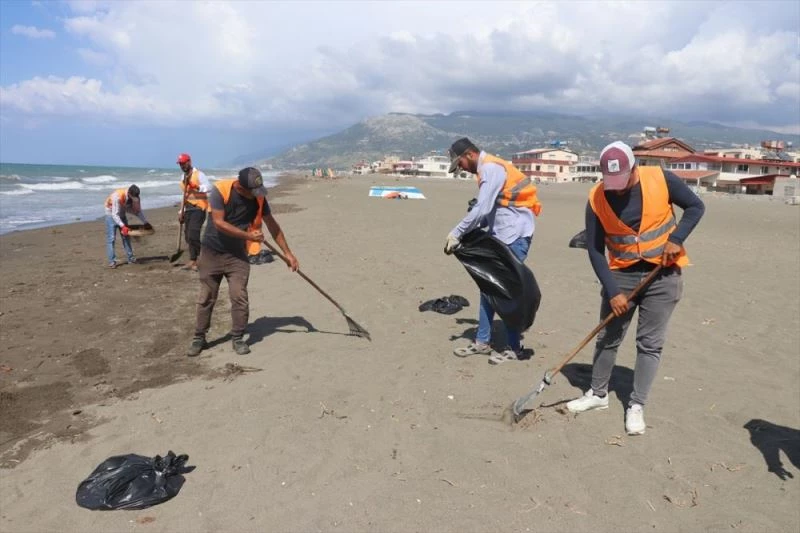 Hatay sahillerinde Suriye kaynaklı petrol sızıntısı temizliği sürüyor