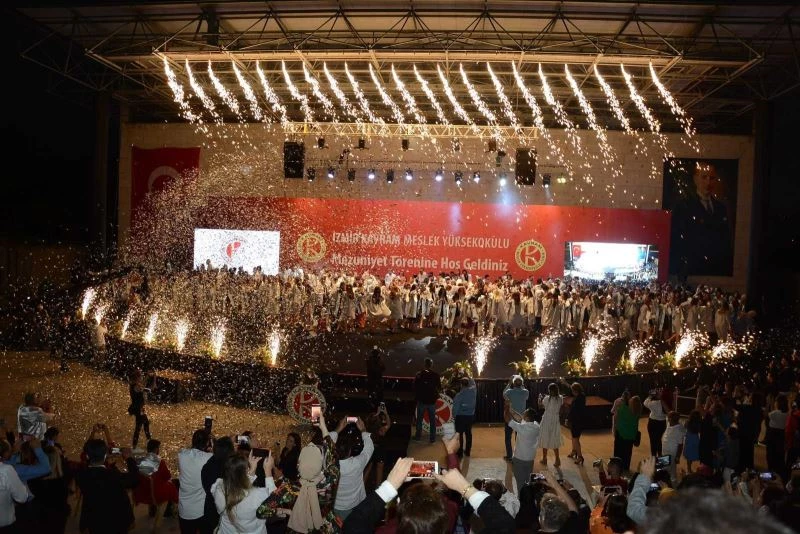 İzmir Kavram Meslek Yüksekokulunda mezuniyet sevinci
