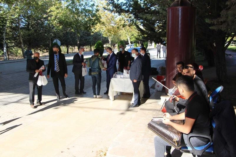 FÜ’de öğrencilere müzikli ve hediyeli karşılama
