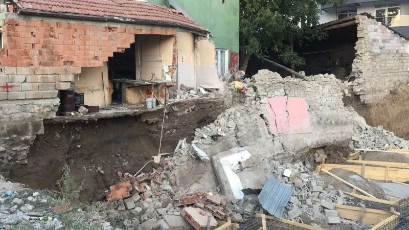 Temel kazılan yerin yanındaki duvar çöktü, bakkaldakiler ucuz kurtuldu
