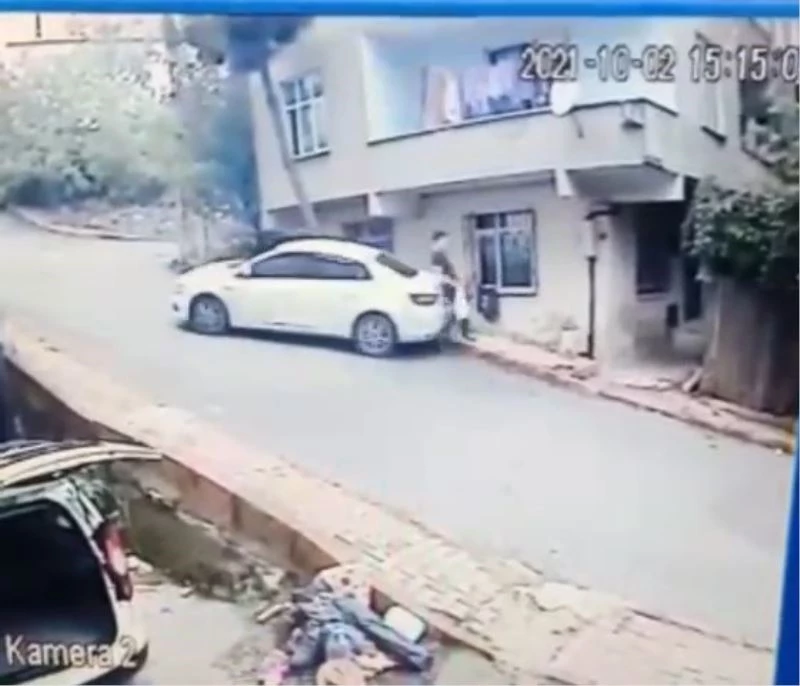 Sancaktepe’de yolda kayan otomobilin yayayı ezdiği anlar kamerada
