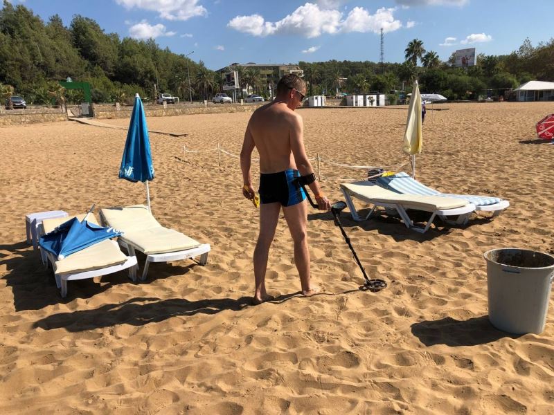 Sezon bitti, Rus turist elinde dedektörle sahile koştu
