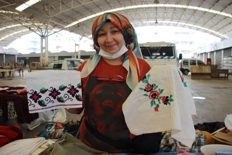 Bir zamanlar evleri süslüyordu, şimdi Bit Pazarı’nda alıcı bekliyor
