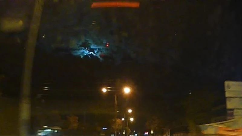 (Özel) İstanbul’da gece düşen göktaşı, gökyüzünü aydınlattı
