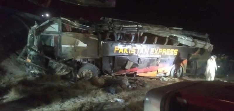 Pakistan’da yolcu otobüsü üst geçitten düştü: 7 ölü, 28 yaralı
