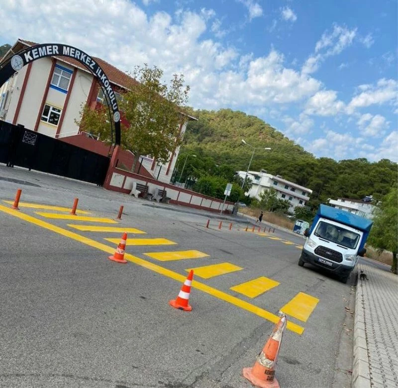 Kemer’de okul çevrelerindeki yaya geçitleri boyanıyor
