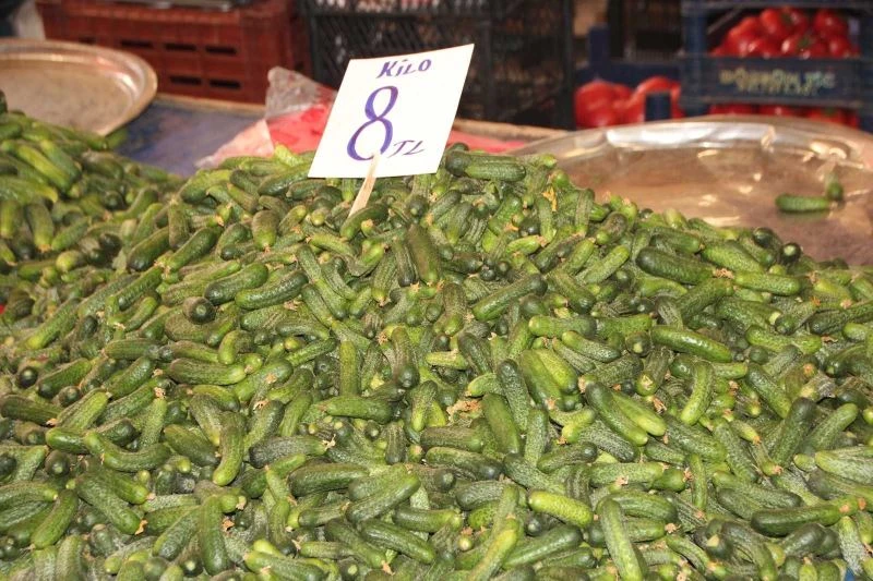 Vatandaşlar turşuluklar için pazara koştu
