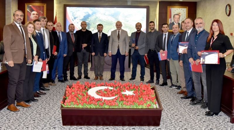 Rektör Ünal, ISIF 2021’den ödül alan akademisyenleri kutladı
