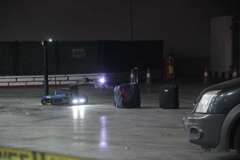 Akaryakıt istasyonundaki şüpheli valizler korkuttu
