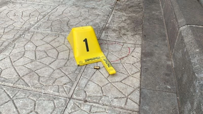 Sokakta karşılaşınca birbirlerini tabancayla yaraladılar
