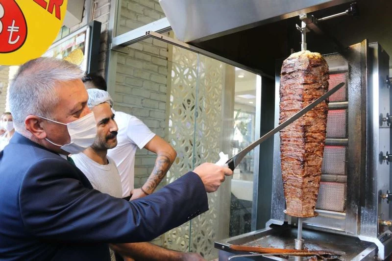 Vali Yazıcı esnaf ziyaretinde bıçağı eline alıp döner kesti
