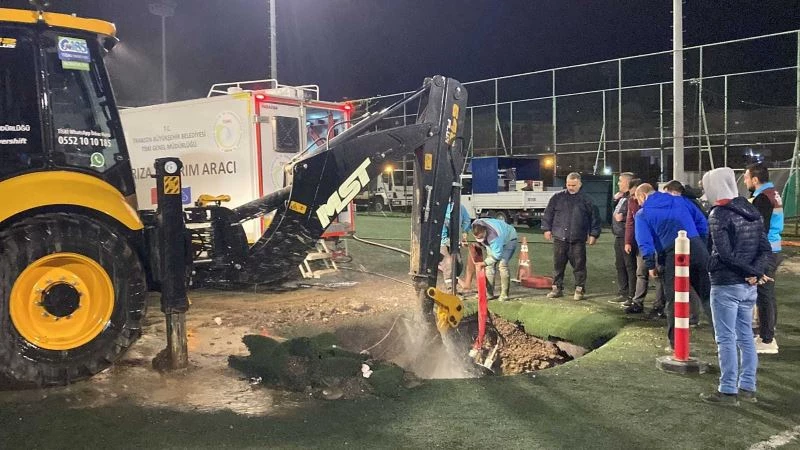 Su arızasını bulmak için futbol sahasını kazdılar
