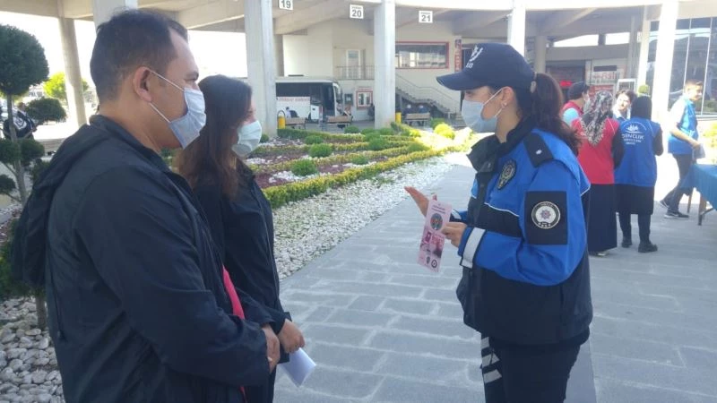 Üniversite öğrencilerine ilk bilgilendirmeyi polisler yaptı
