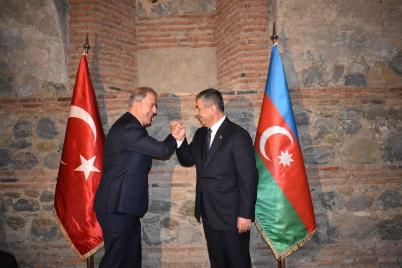 Bakan Akar, Azerbaycanlı mevkidaşı Hasanov ile görüştü

