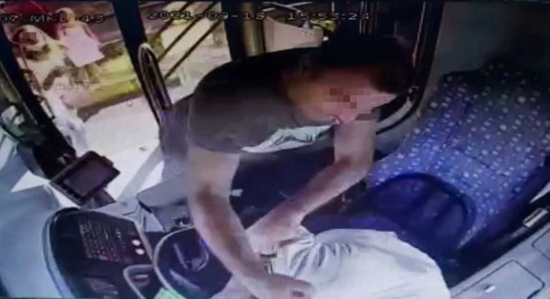 (Özel) Halk otobüsüne orta kapıdan binme tartışması yumruklu saldırıya dönüştü

