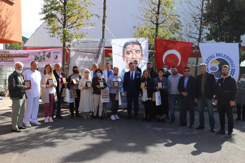 Kartal Belediyesi’nden 4 Ekim Dünya Hayvanları Koruma Günü’nde hayvan dostlarına teşekkür plaketi
