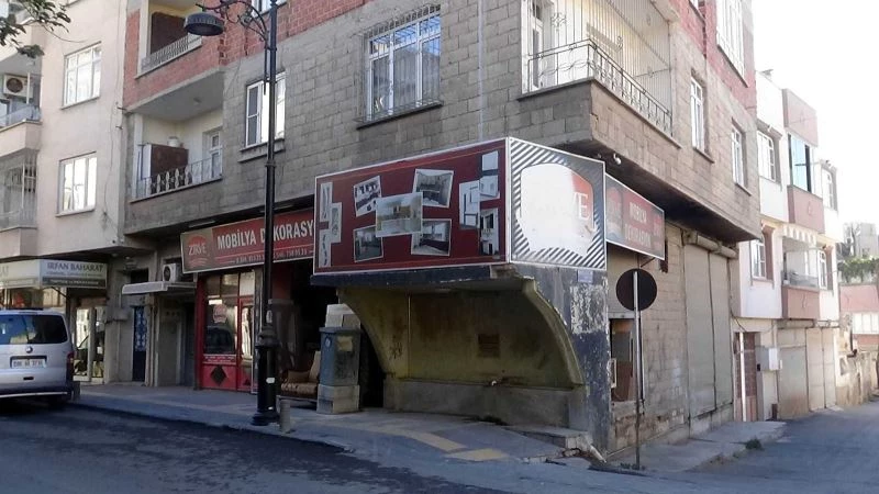 Tarihi mekanlara tabela tehdidi
