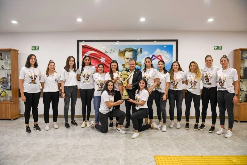 Şampiyon basketbolcular, kupa ve madalya sevincini Başkan Seçer ile paylaştı
