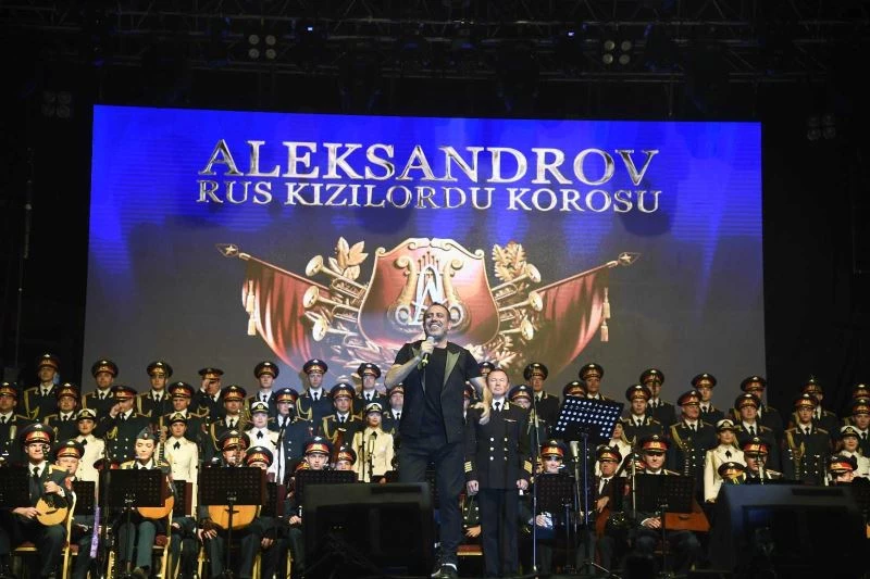 Kızılordu Korosu ve Haluk Levent Adanalılara unutulmaz bir gece yaşattı

