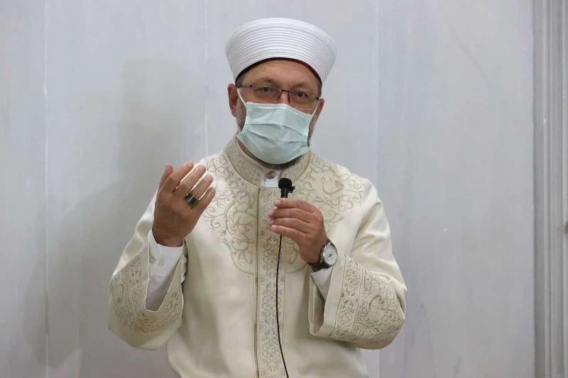 Diyanet İşleri Başkanı Prof. Dr. Erbaş: “Çocuklarımız camide safların arasında koşsunlar, biz secdedeyken başımıza bassınlar hiç önemli değil”
