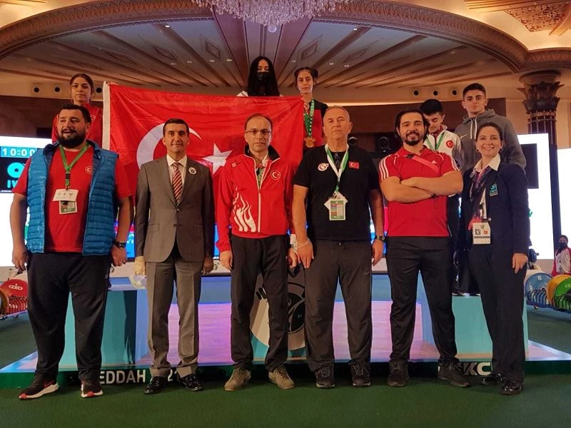 Ezgi Kılıç, rekor kırarak yıldızlar dünya şampiyonu oldu
