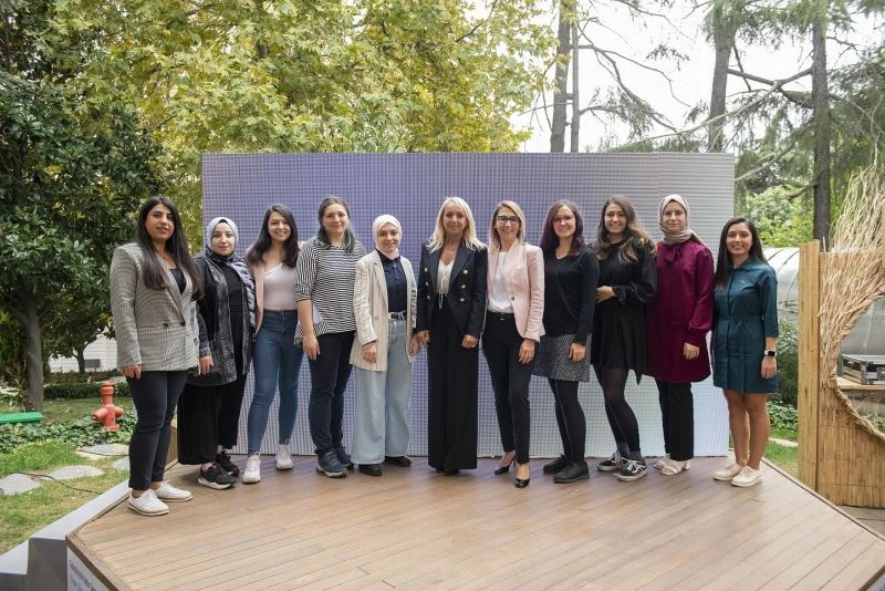 Yapay zeka teknolojisine kadın eli değecek
