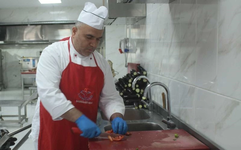 Kızılay ekipleri kapı kapı dolaşarak sıcak yemek dağıtıyor
