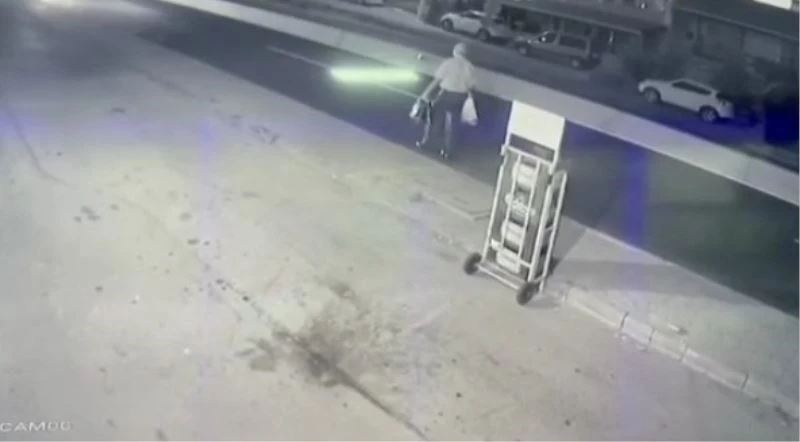 Görme engelliye çarpma anı güvenlik kamerasında
