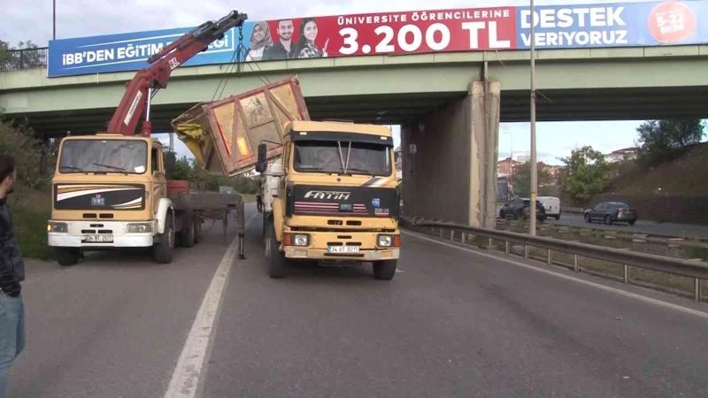Ümraniye’de seyir halindeki kamyonun açılan damperi köprüye çarptı
