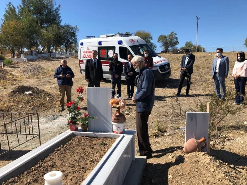 Eşinin vasiyeti olan ambulansla ilk önce mezarlığa gitti
