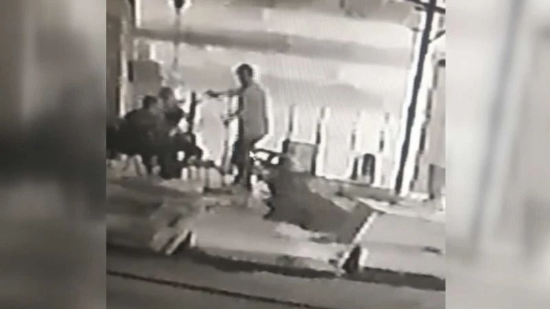 Arkadaşının kafasına sıktı, karşısına oturup bekledi
