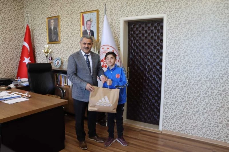 Avrupa ikincisi Özden çıtayı yükseltti
