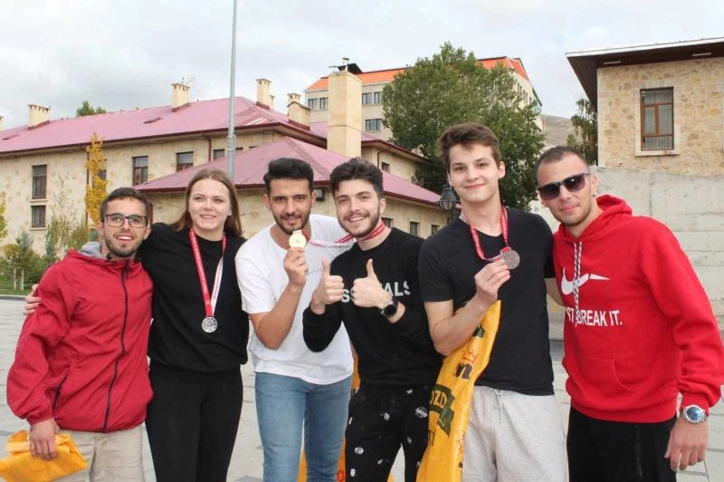 (Özel) Yabancı uyruklu üniversite öğrencileri, çuval yarışı, yakan top, yumurta taşıma oyunlarıyla doyasıya eğlendi
